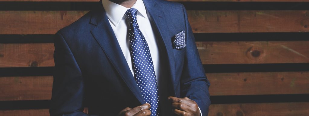 homme portant un costume bleu marine et une chemise blanche