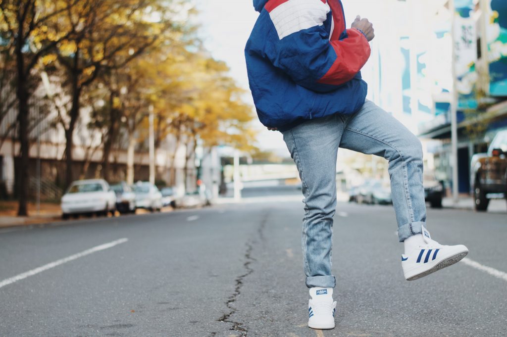 Homme en jean et baskets Adidas blanches