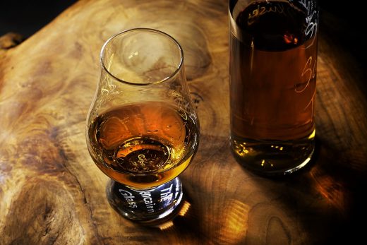 Dégustation de whisky dans un verre en forme de tulipe