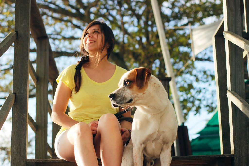 Un chien et sa maîtresse