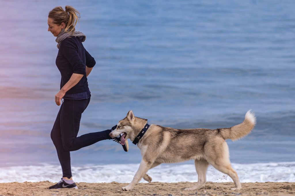 Une femme courant avec son chien