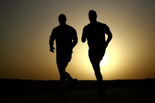 Deux hommes en train de courir